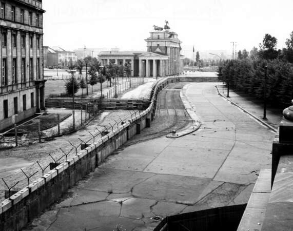 1962 : le mur de Berlin près de la porte de Brandebourg