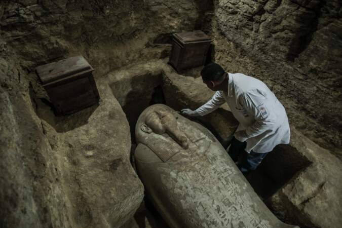 En plus des prêtres, les sarcophages abritent les dépouilles de Hauts dignitaires d'Egypte