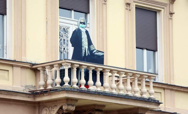Bach masqué et au balcon en Croatie, 21 mars 2020