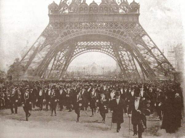L'inauguration de l'Exposition universelle, le 15 avril 1900, s'est tenue au pied de la Tour Eiffel, elle-même conçue pour une précédente Exposition universelle à Paris, celle de 1889.  