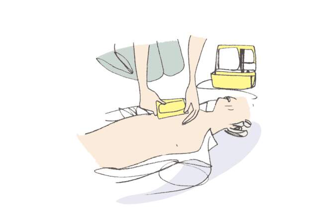 En cas d'arrêt cardiaque : le massage cardiaque et la pose de défibrillateur