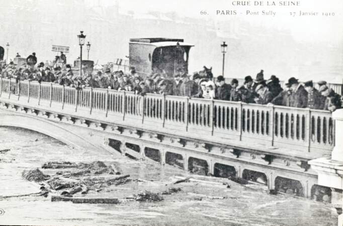 Les Parisiens observent la montée des eaux qui atteint dangereusement certains ponts