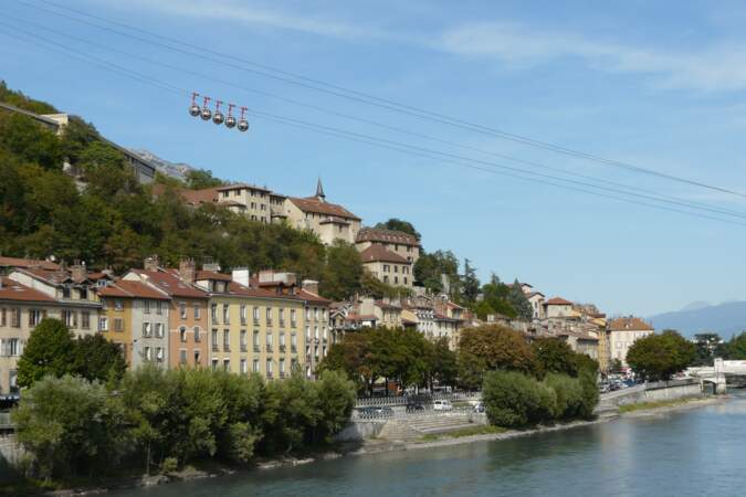 Le téléphérique Grenoble Bastille, des bulles volantes aux portes des Alpes