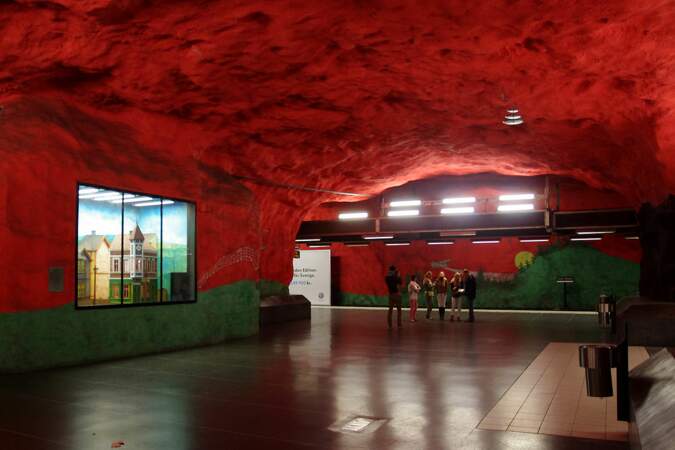 La station Solna Centrum, à Stockholm en Suède 1/2